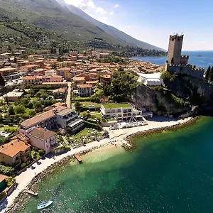 Castello Front Мальчезине